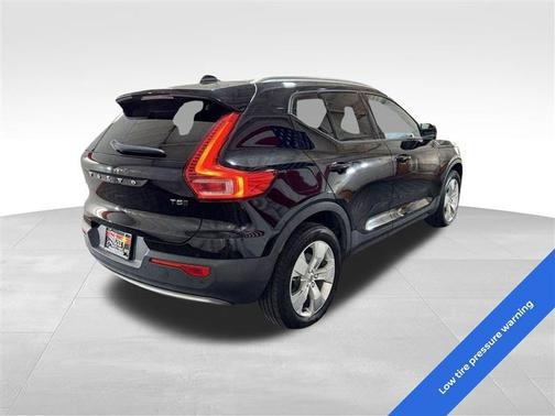 2022 Volvo XC40 T5 Momentum