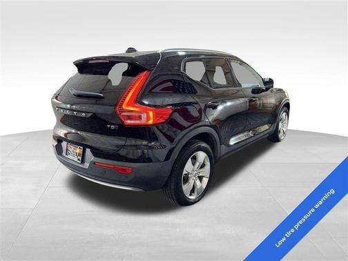 2022 Volvo XC40 T5 Momentum