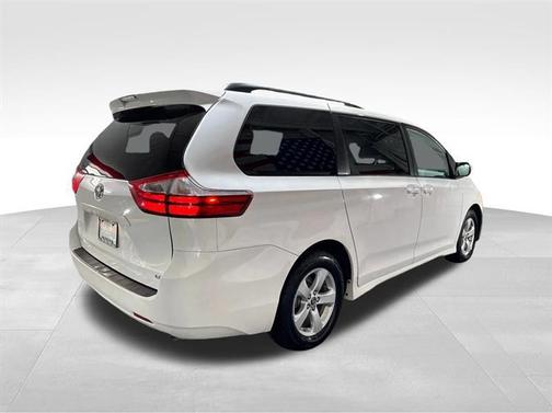 2019 Toyota Sienna LE