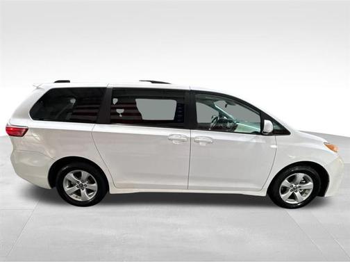 2019 Toyota Sienna LE