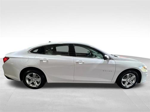 White 2022 Chevrolet Malibu 1FL