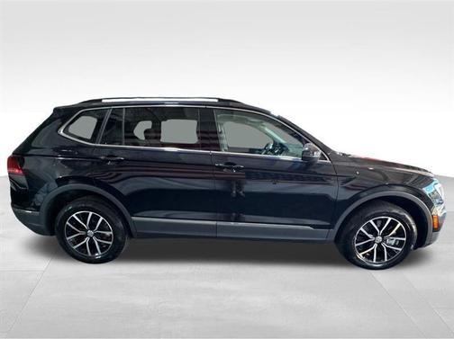 Deep Black Pearl Effect 2021 Volkswagen Tiguan 2.0T SE