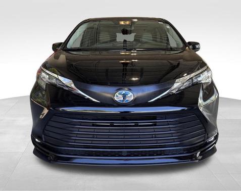 Midnight Black Metallic 2025 Toyota Sienna XLE