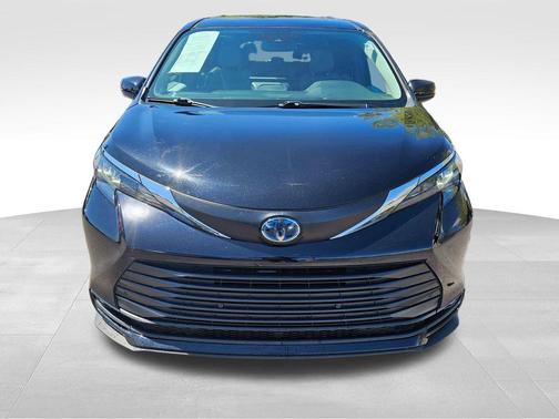 Midnight Black Metallic 2025 Toyota Sienna XLE