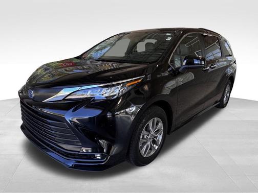 Midnight Black Metallic 2025 Toyota Sienna XLE