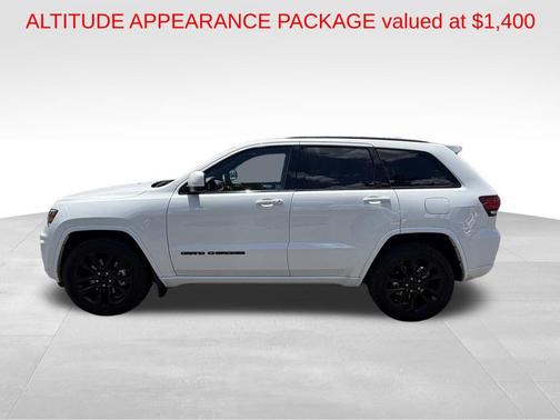 Bright White Clearcoat 2021 Jeep Grand Cherokee Laredo