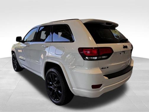 Bright White Clearcoat 2021 Jeep Grand Cherokee Laredo