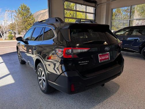 Crystal Black Silica 2022 Subaru Outback Premium