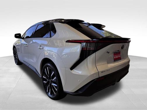 Wind Chill Pearl w/Midnight Black Metallic Roof 2026 Toyota bZ Limited