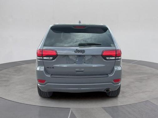 Sting Gray Clearcoat 2022 Jeep Grand Cherokee LAREDO