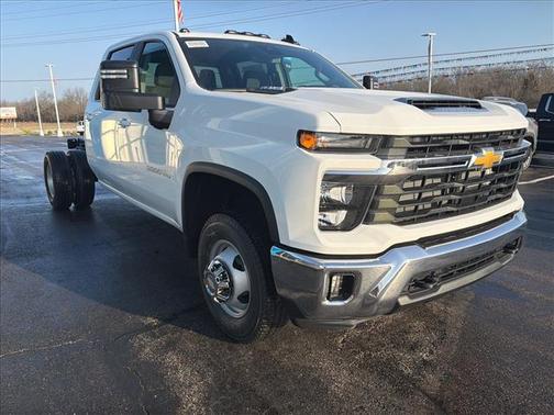 Summit White 2026 Chevrolet Silverado 3500 LT