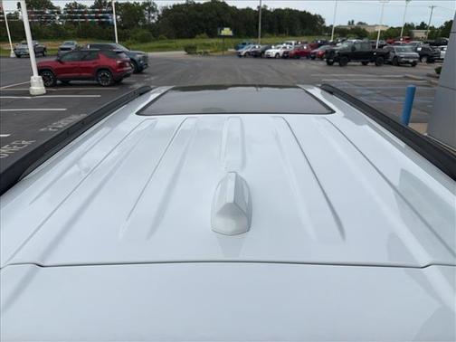 Summit White 2026 Chevrolet Traverse LT
