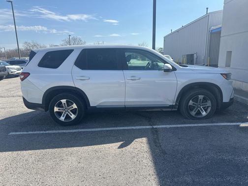 Platinum White Pearl 2024 Honda Pilot EX-L 7 Passenger
