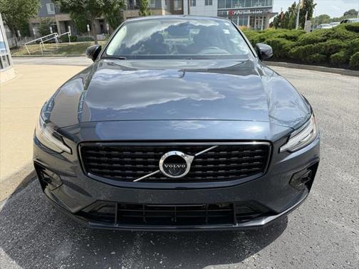 2022 Volvo S60 T5 Momentum