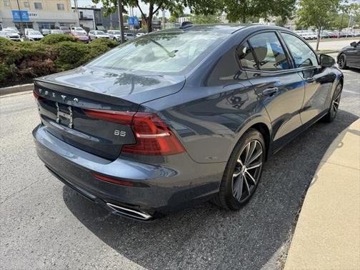 2022 Volvo S60 T5 Momentum