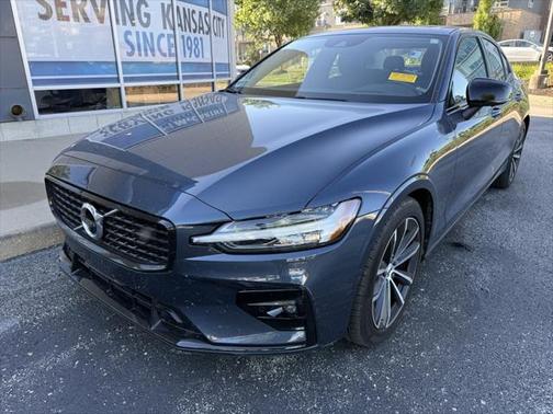 2022 Volvo S60 T5 Momentum