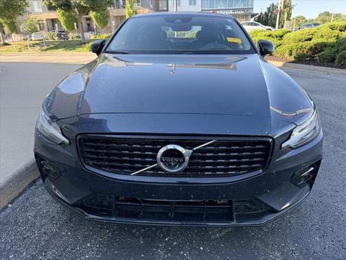 2022 Volvo S60 T5 Momentum
