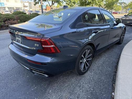2022 Volvo S60 T5 Momentum