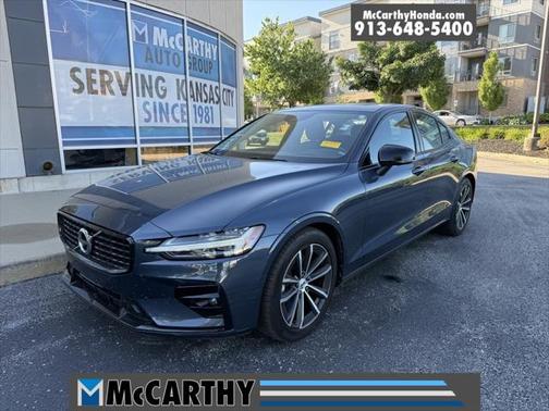 2022 Volvo S60 T5 Momentum