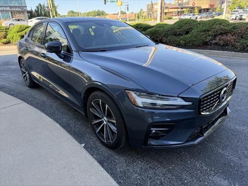 2022 Volvo S60 T5 Momentum