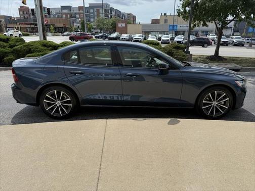 2022 Volvo S60 T5 Momentum
