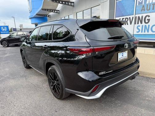 Midnight Black Metallic 2025 Toyota Highlander XSE