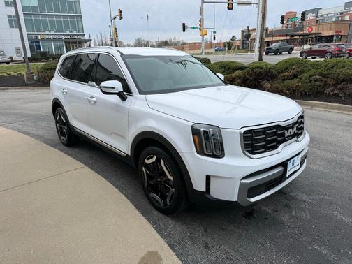 Glacial White Pearl 2023 Kia Telluride S