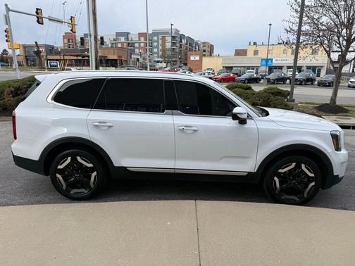 Glacial White Pearl 2023 Kia Telluride S