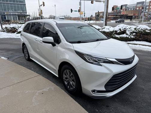 2021 Toyota Sienna XLE 7 Passenger