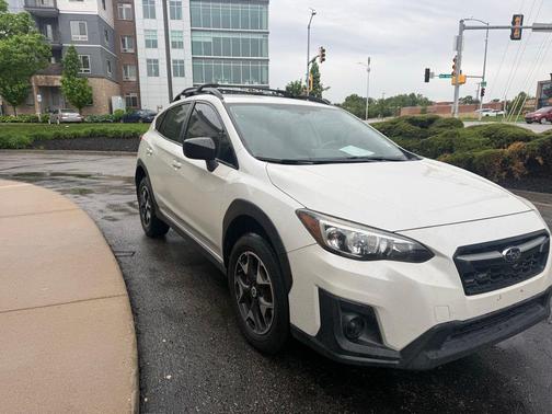 Crystal White Pearl 2019 Subaru Crosstrek 2.0i