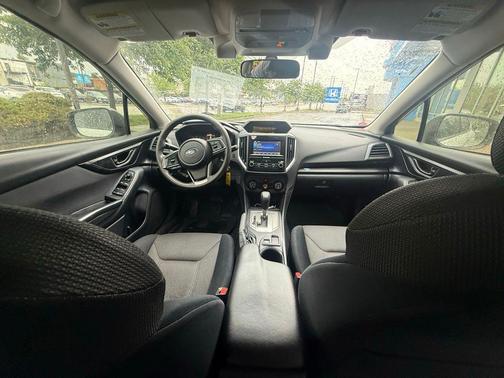 Crystal White Pearl 2019 Subaru Crosstrek 2.0i