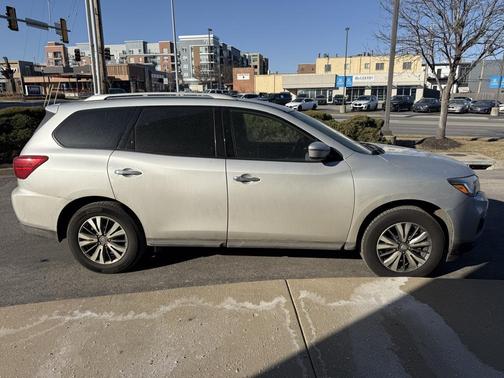 2019 Nissan Pathfinder SV