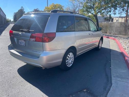 2005 Toyota Sienna LE