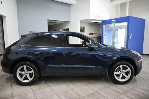 Night Blue Metallic 2018 Porsche Macan Macan