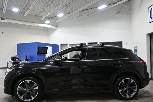 Mythos Black Metallic 2022 Audi e-tron Premium