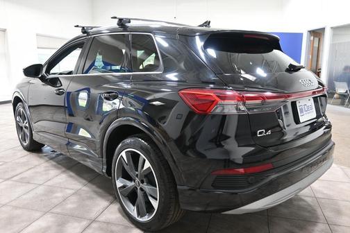Mythos Black Metallic 2022 Audi e-tron Premium