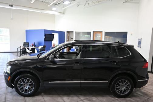 Deep Black Pearl 2020 Volkswagen Tiguan 2.0T SE 4MOTION