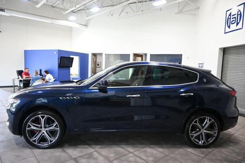 Blu Nobile Tri-Coat 2023 Maserati Levante GT