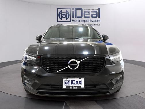 Onyx Black Metallic 2020 Volvo XC40 T5 R-Design