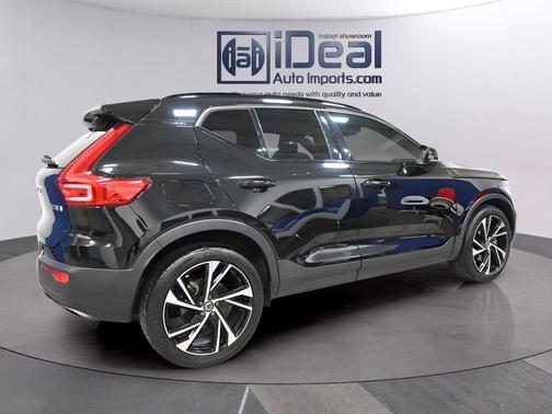 Onyx Black Metallic 2020 Volvo XC40 T5 R-Design