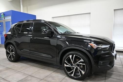Onyx Black Metallic 2020 Volvo XC40 T5 R-Design