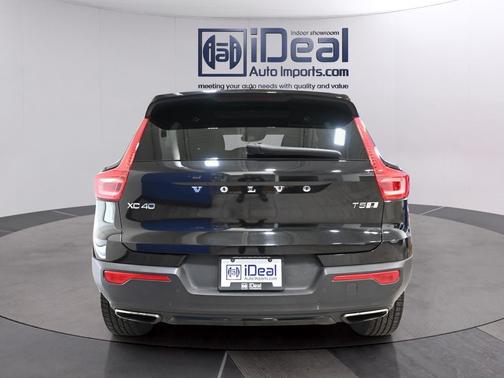 Onyx Black Metallic 2020 Volvo XC40 T5 R-Design