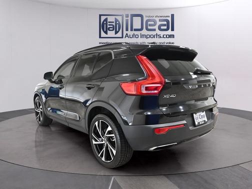 Onyx Black Metallic 2020 Volvo XC40 T5 R-Design
