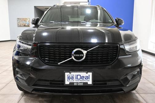 Onyx Black Metallic 2020 Volvo XC40 T5 R-Design