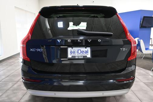 2022 Volvo XC90 T5 Momentum