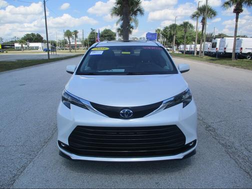Wind Chill Pearl 2025 Toyota Sienna XLE