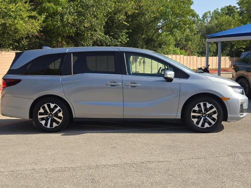 Solar Silver Metallic 2025 Honda Odyssey