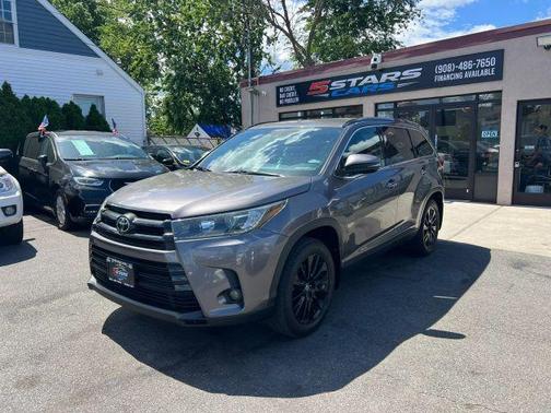 Gray 2019 Toyota Highlander SE