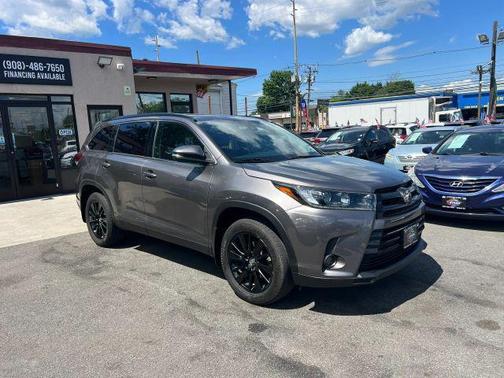 Gray 2019 Toyota Highlander SE
