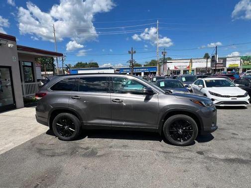 Gray 2019 Toyota Highlander SE